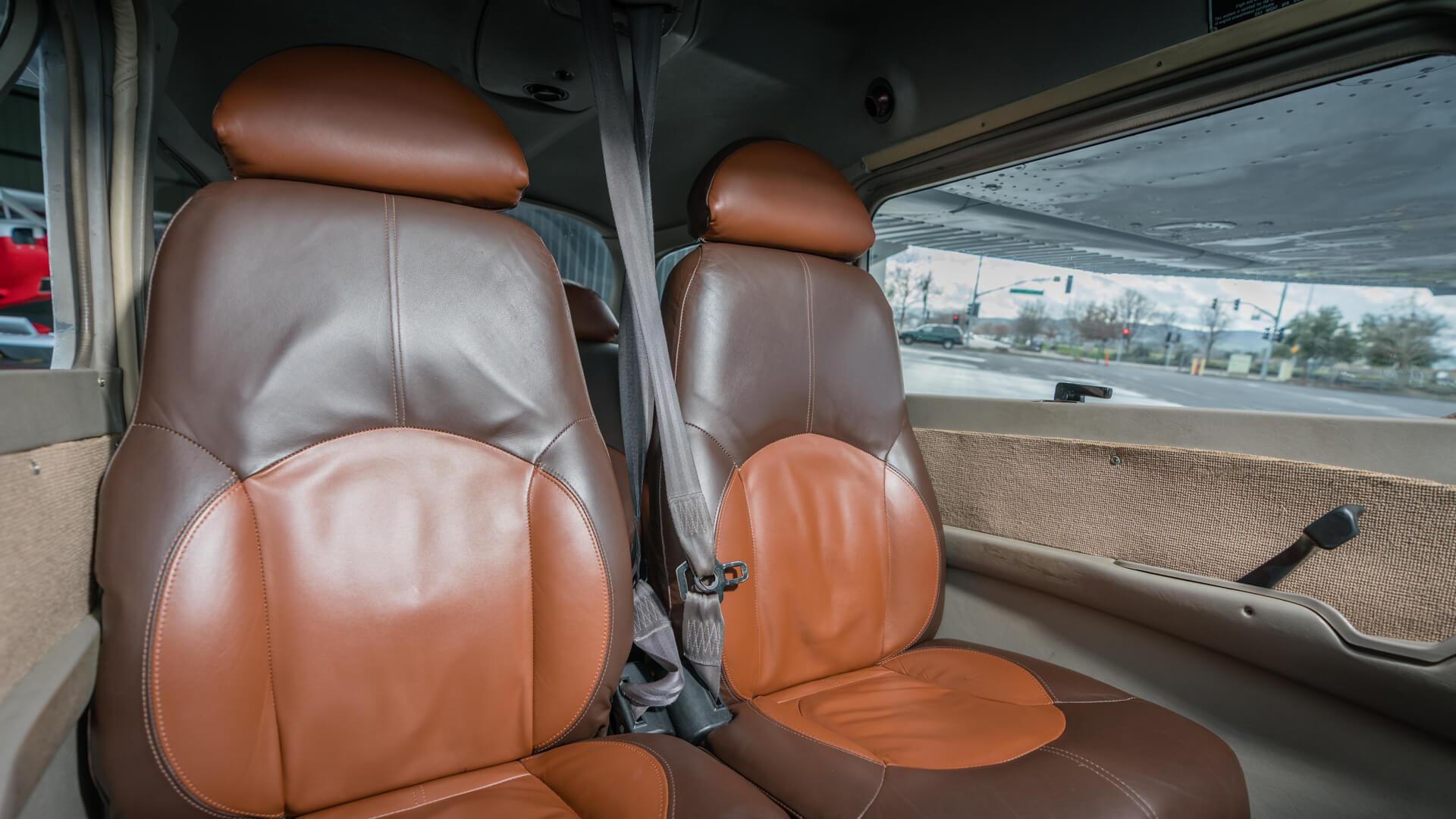 attitude-aviation-img-plane-cessna-172R-skyhawk-N411ES-interior Flight Training Airplanes