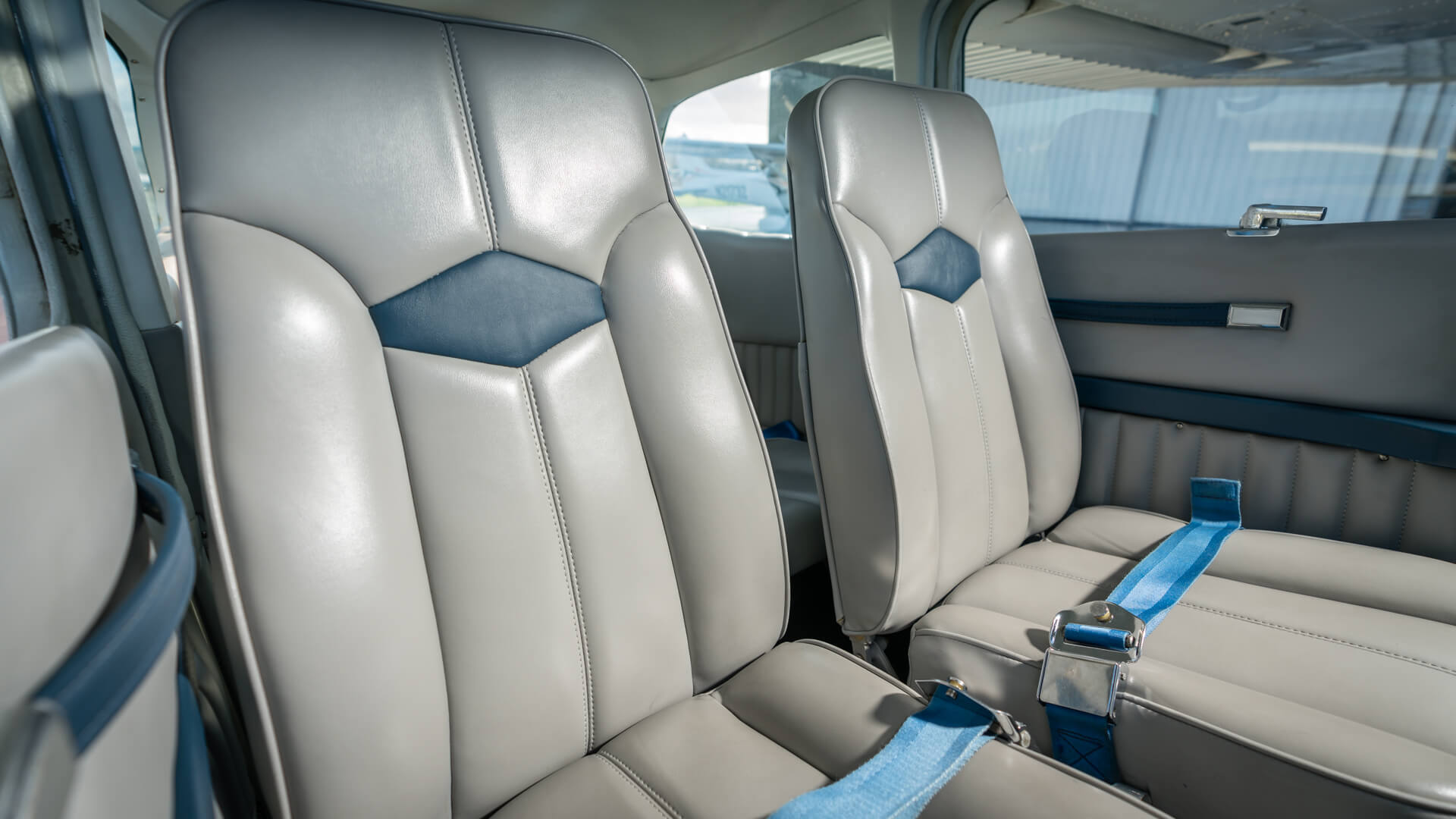 attitude-aviation-img-plane-cessna-172SP-skyhawk-N13CB-interior Flight Training Airplanes