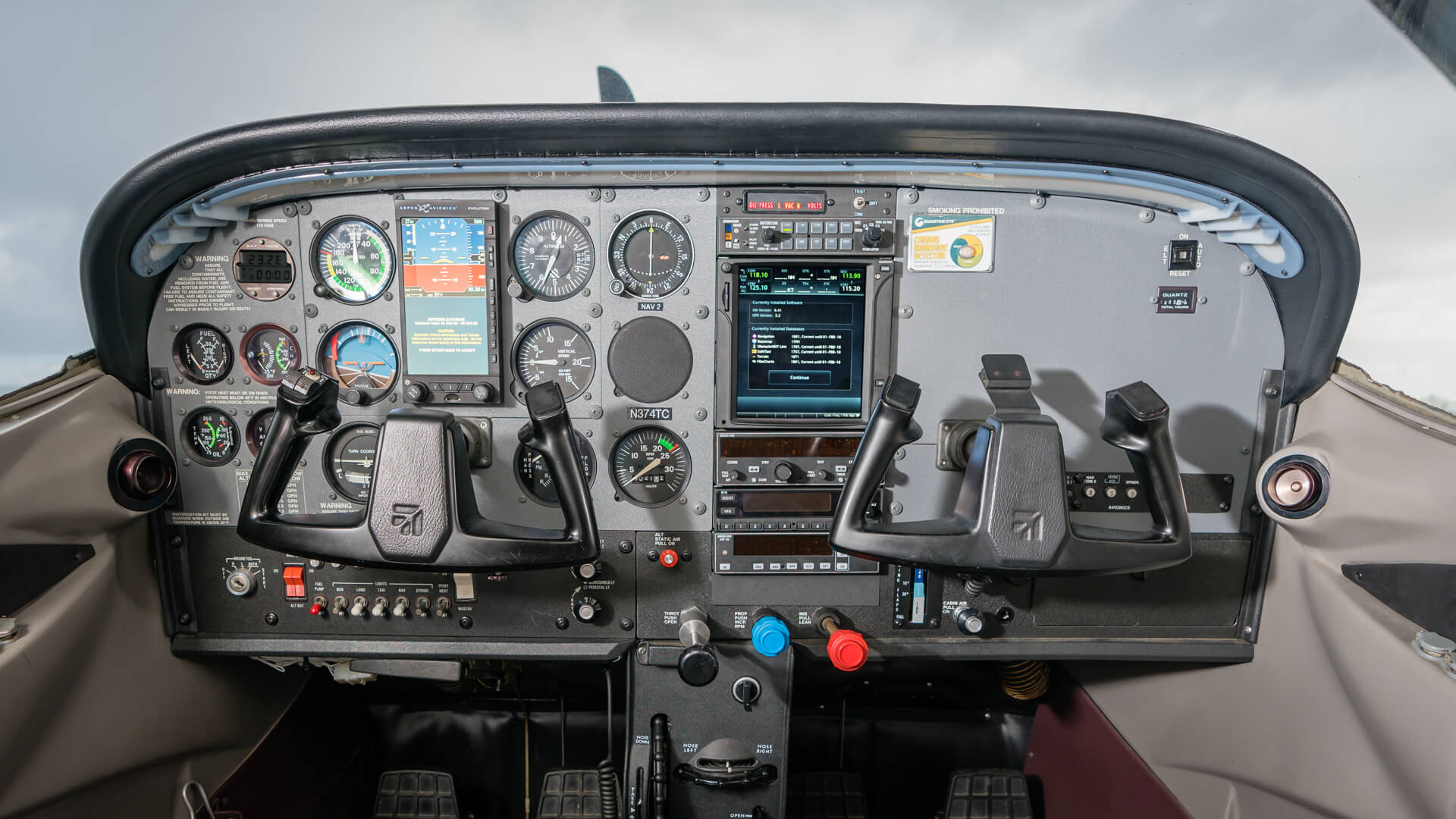 attitude-aviation-img-plane-cessna-182S-skylane-N374TC-panel Flight Training Airplanes
