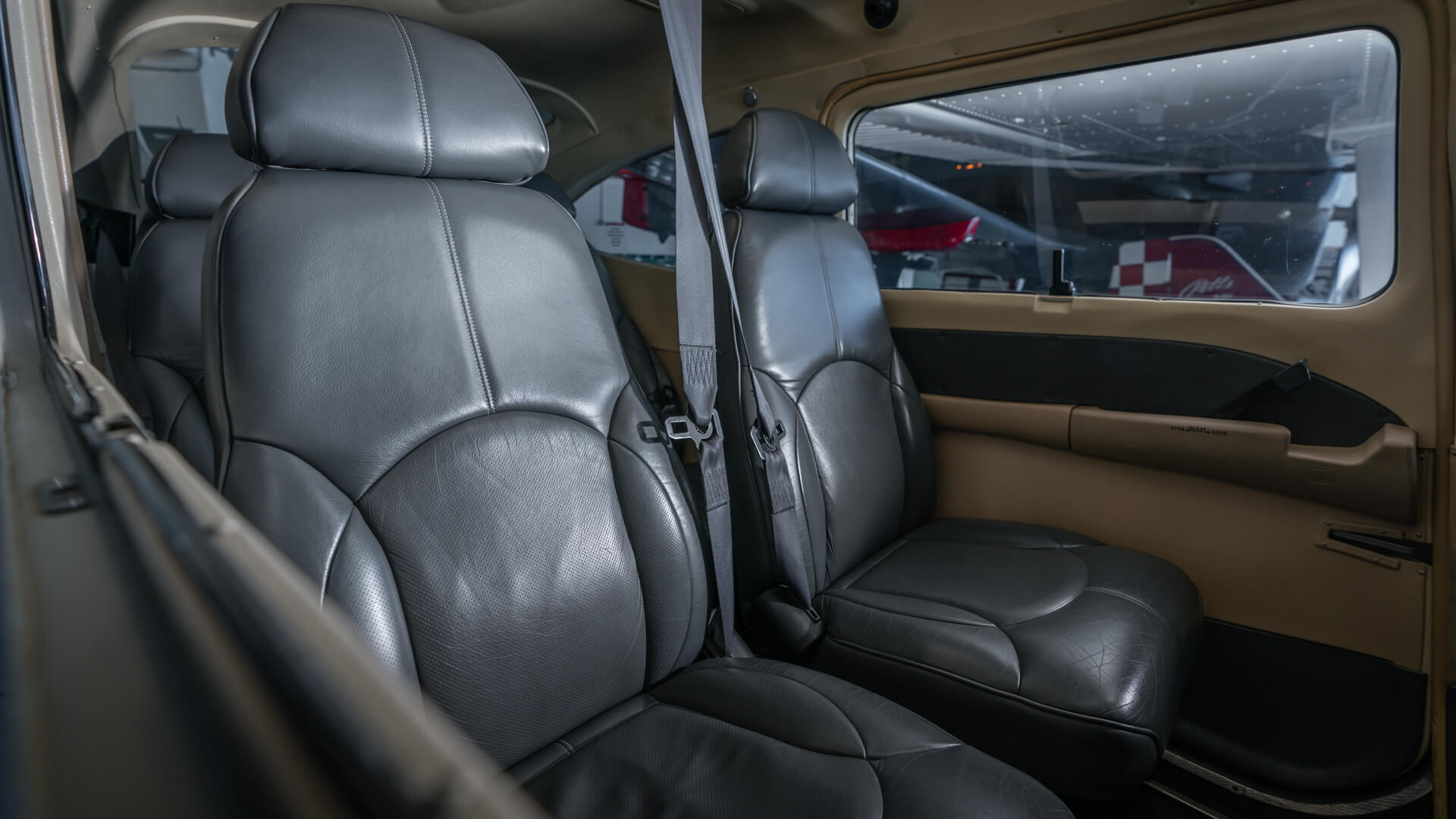 attitude-aviation-img-plane-cessna-182T-Turbo-Skylake-N35206-interior Flight Training Airplanes