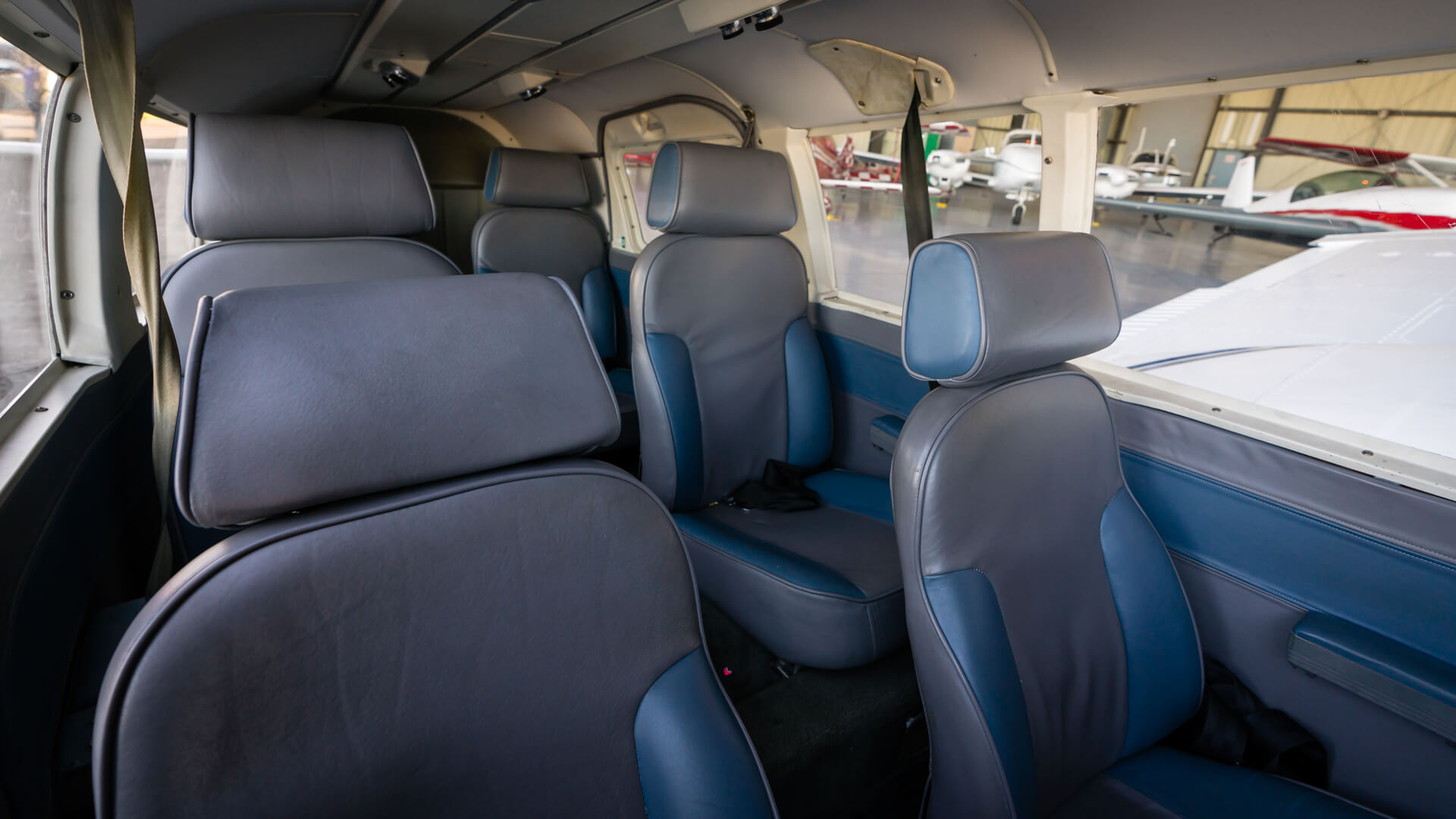 attitude-aviation-img-plane-piper-seneca-PA-34-200-N5051T-interior Flight Training Airplanes