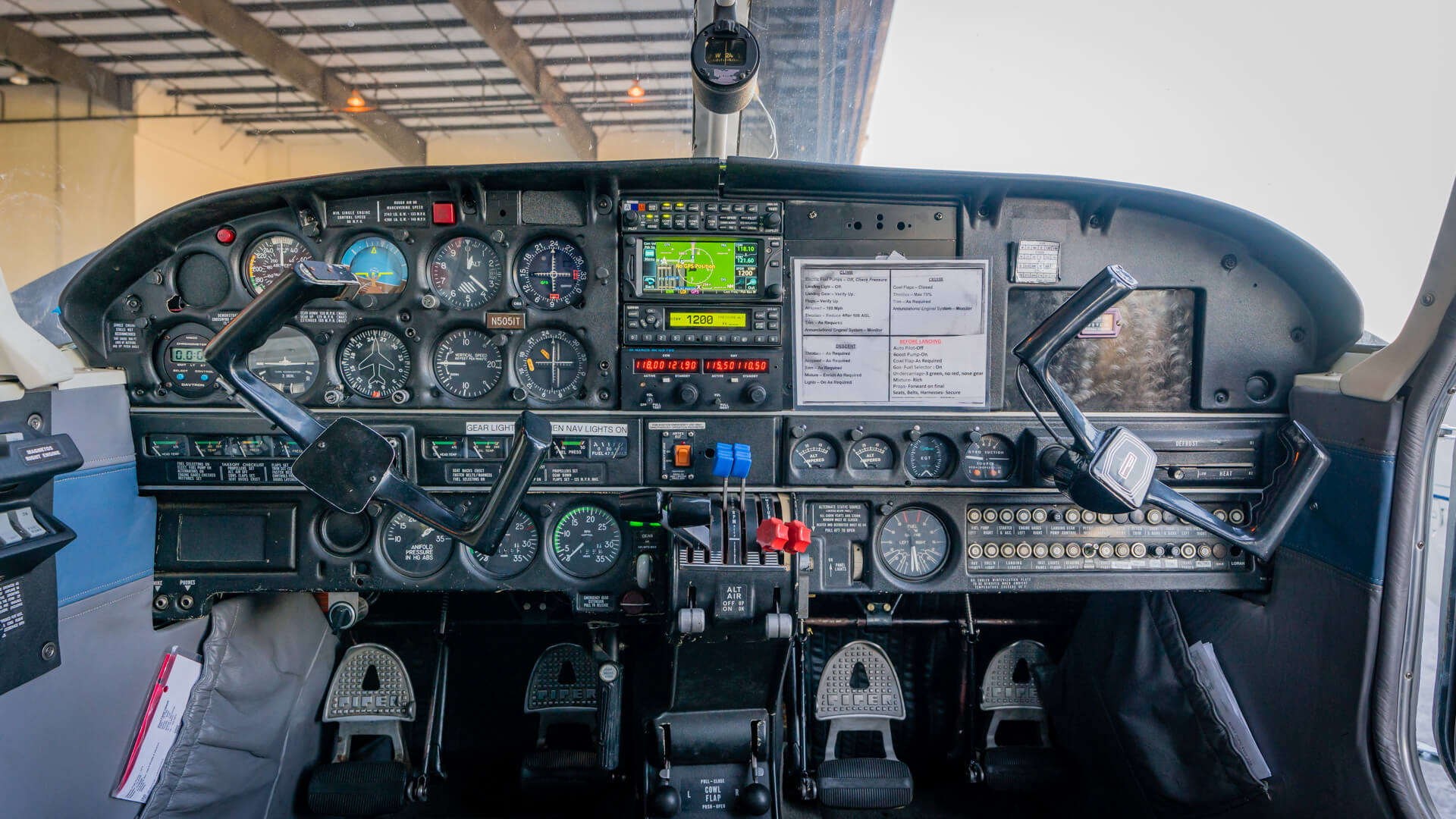 attitude-aviation-img-plane-piper-seneca-PA-34-200-N5051T-panel Flight Training Airplanes